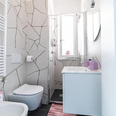 Morgana Guarda Il Canale - Centro Storico - Finestrella -indipendenza - Piazza 8 Agosto - Stazione *