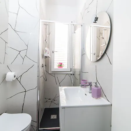 Morgana Guarda Il Canale - Centro Storico - Finestrella -indipendenza - Piazza 8 Agosto - Stazione *