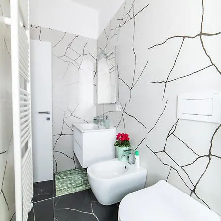 Morgana Guarda Il Canale - Centro Storico - Finestrella -indipendenza - Piazza 8 Agosto - Stazione * 博洛尼亚