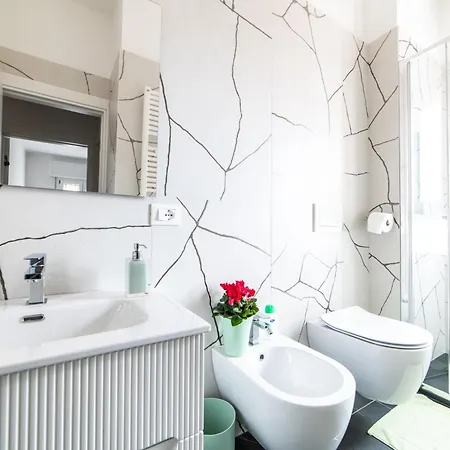 Morgana Guarda Il Canale - Centro Storico - Finestrella -indipendenza - Piazza 8 Agosto - Stazione * 博洛尼亚