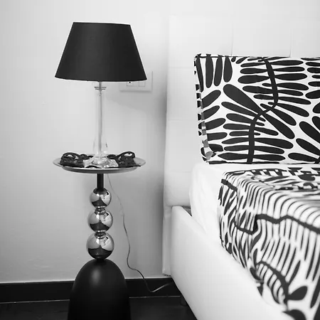 Morgana Guarda Il Canale - Centro Storico - Finestrella -indipendenza - Piazza 8 Agosto - Stazione * Болонья