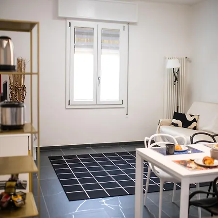 Morgana Guarda Il Canale - Centro Storico - Finestrella -indipendenza - Piazza 8 Agosto - Stazione *