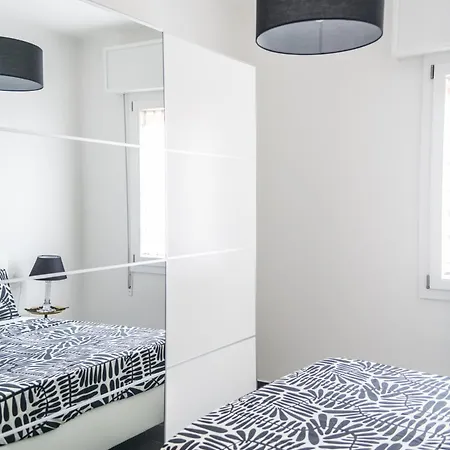 Morgana Guarda Il Canale - Centro Storico - Finestrella -indipendenza - Piazza 8 Agosto - Stazione Bologna