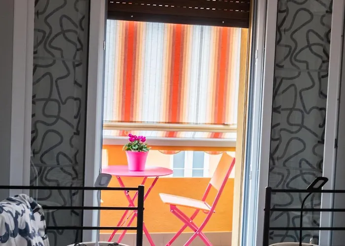 Morgana Guarda Il Canale - Centro Storico - Finestrella -indipendenza - Piazza 8 Agosto - Stazione Lägenhet *