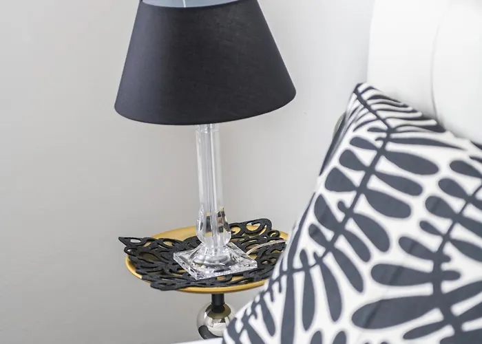 Morgana Guarda Il Canale - Centro Storico - Finestrella -indipendenza - Piazza 8 Agosto - Stazione