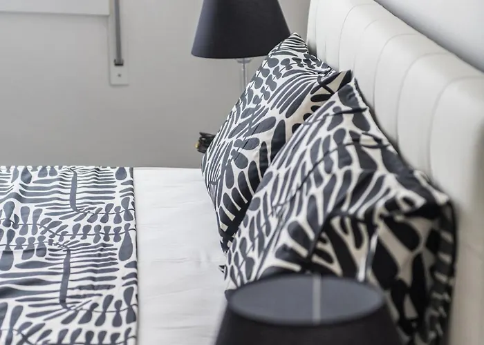 Morgana Guarda Il Canale - Centro Storico - Finestrella -indipendenza - Piazza 8 Agosto - Stazione Appartement