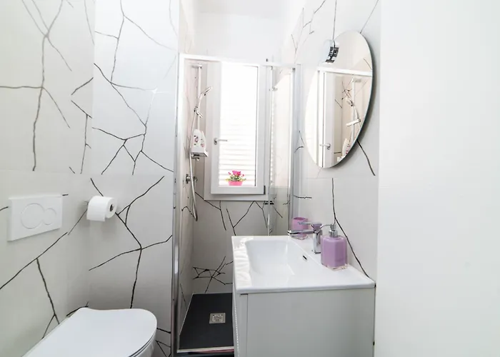 Morgana Guarda Il Canale - Centro Storico - Finestrella -indipendenza - Piazza 8 Agosto - Stazione *