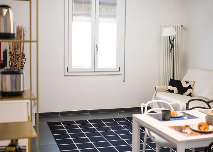 Morgana Guarda Il Canale - Centro Storico - Finestrella -indipendenza - Piazza 8 Agosto - Stazione *