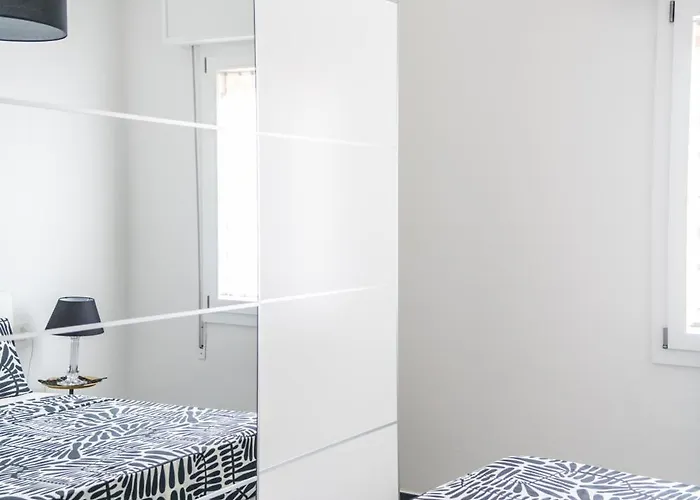 Morgana Guarda Il Canale - Centro Storico - Finestrella -indipendenza - Piazza 8 Agosto - Stazione Bologna