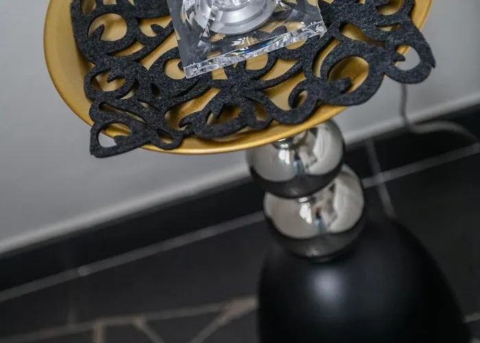 Morgana Guarda Il Canale - Centro Storico - Finestrella -indipendenza - Piazza 8 Agosto - Stazione Lägenhet