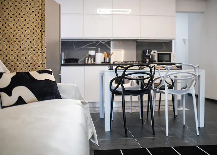 Morgana Guarda Il Canale - Centro Storico - Finestrella -indipendenza - Piazza 8 Agosto - Stazione Lägenhet *