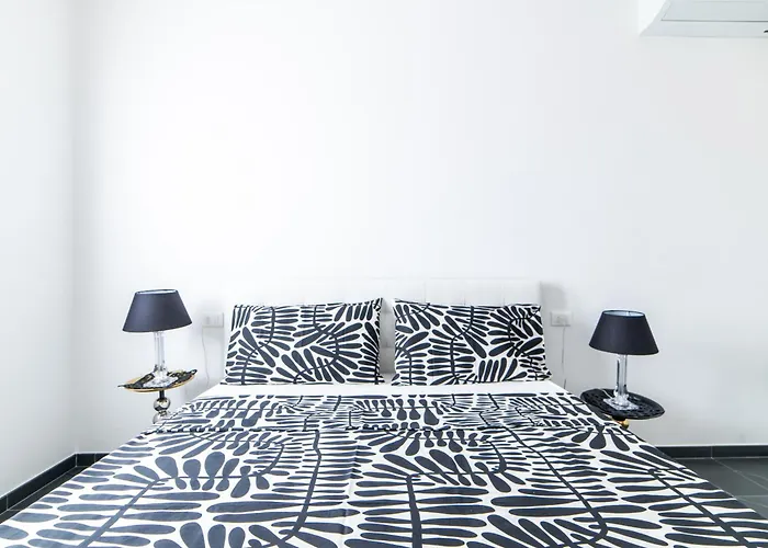 Morgana Guarda Il Canale - Centro Storico - Finestrella -indipendenza - Piazza 8 Agosto - Stazione *