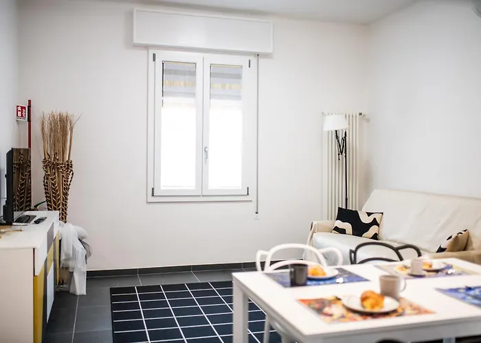 Morgana Guarda Il Canale - Centro Storico - Finestrella -indipendenza - Piazza 8 Agosto - Stazione Lägenhet