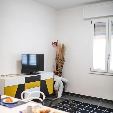 Morgana Guarda Il Canale - Centro Storico - Finestrella -indipendenza - Piazza 8 Agosto - Stazione