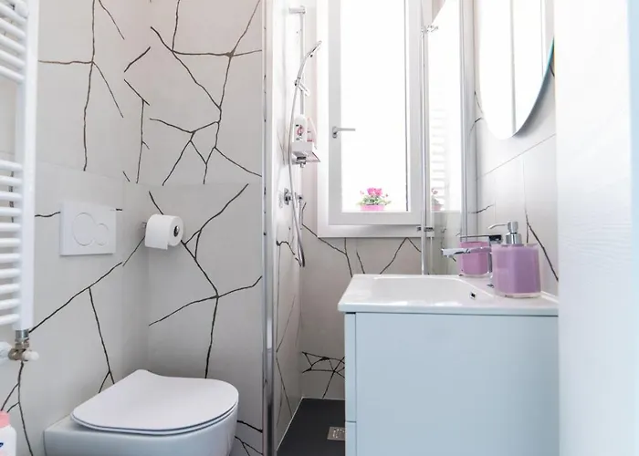 Morgana Guarda Il Canale - Centro Storico - Finestrella -indipendenza - Piazza 8 Agosto - Stazione *