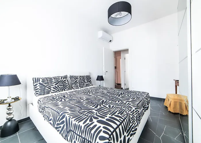 Morgana Guarda Il Canale - Centro Storico - Finestrella -indipendenza - Piazza 8 Agosto - Stazione * بولونيا