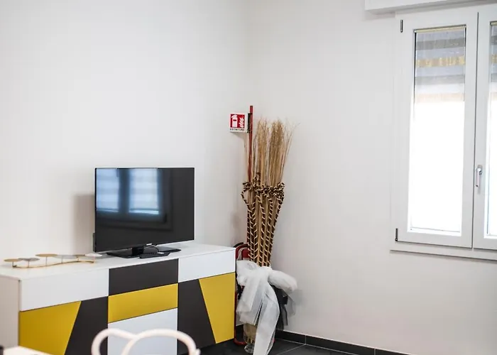 Morgana Guarda Il Canale - Centro Storico - Finestrella -indipendenza - Piazza 8 Agosto - Stazione